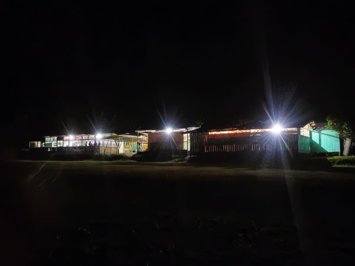 Escuela de Bäyeiñak iluminada durante la noche después de la rehabilitación