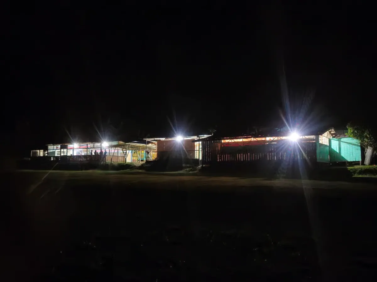 Escuela de Bäyeiñak iluminada durante la noche después de la rehabilitación