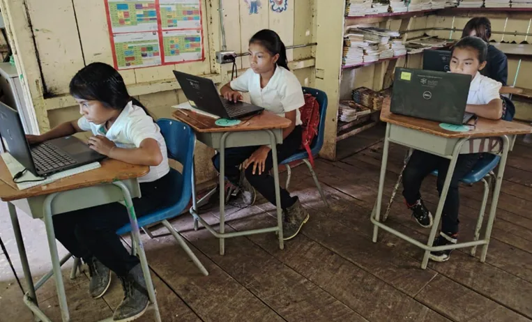 Estudiantes de Bäyeiñak utilizando computadoras