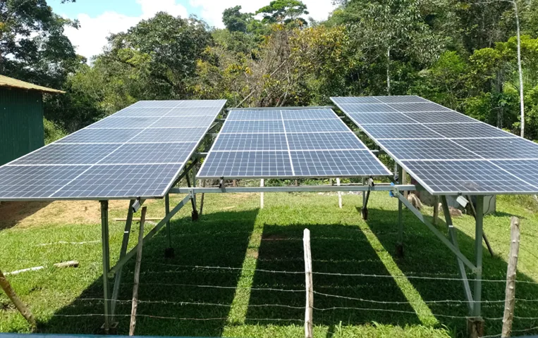 Sistema de paneles solares en Duchari