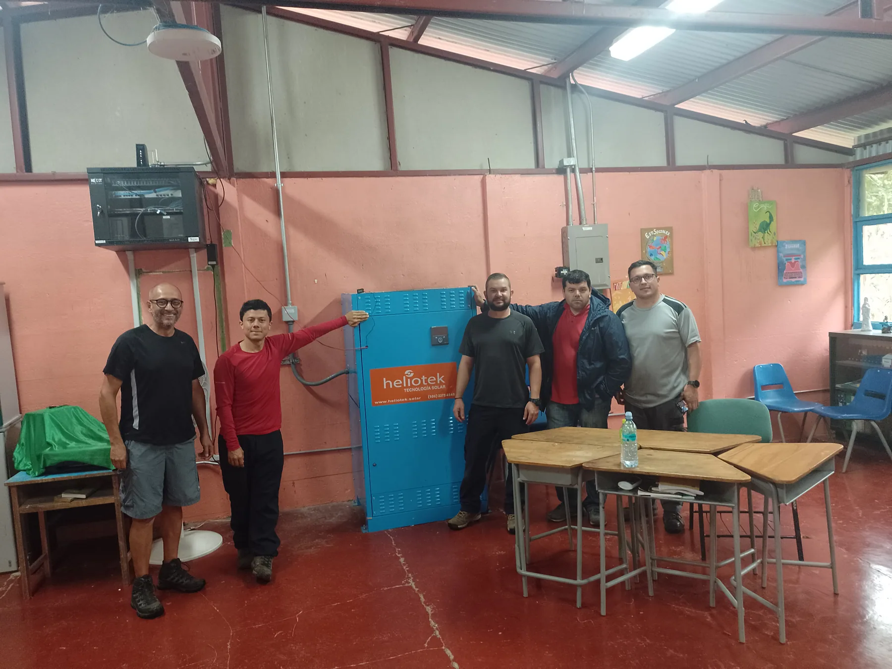 Equipo junto al sistema solar rehabilitado en la Escuela San Agustín de Vereh